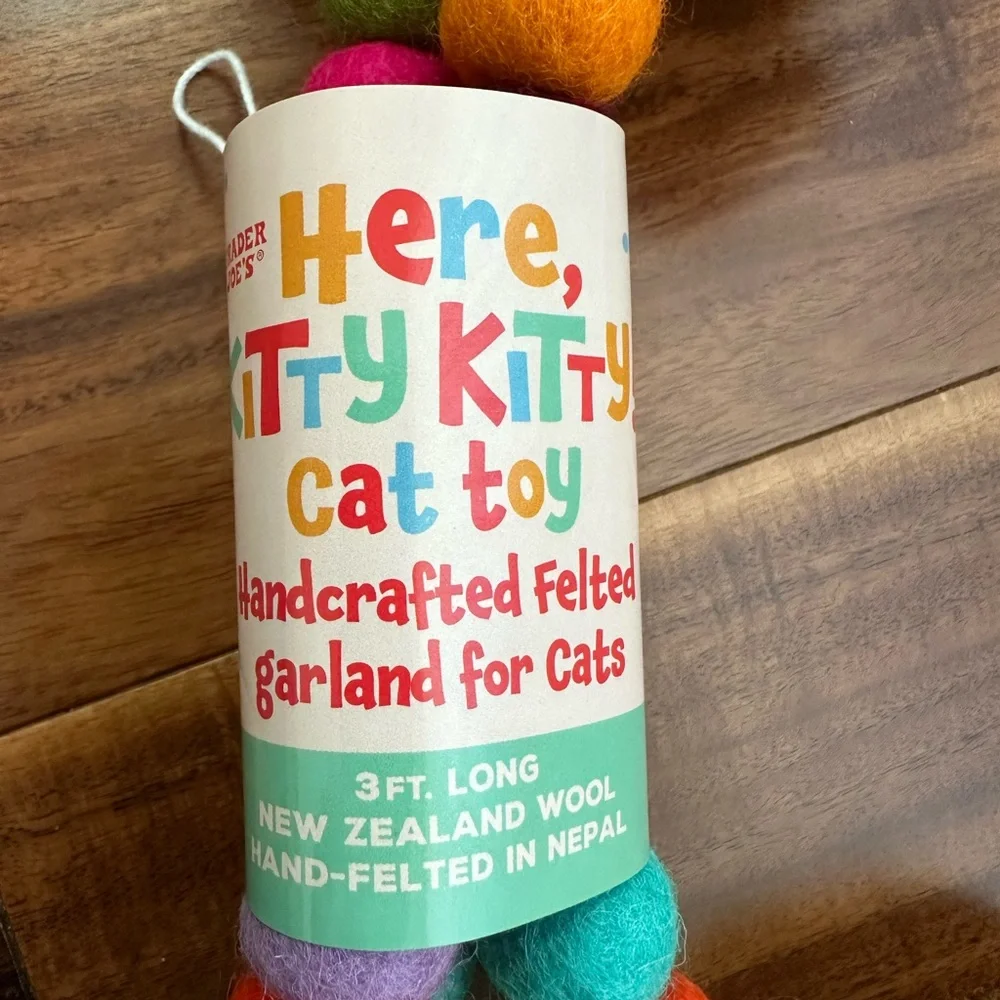 TRADER JOES EXCLUSIVE MULTICOLOR HANDCRAFTED FELTED GARLAND FOR CATS NEW